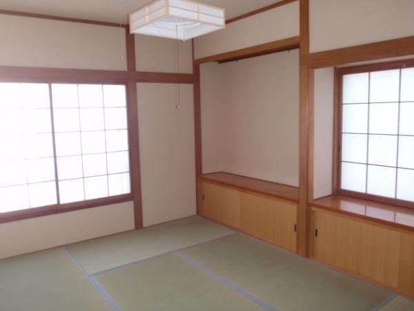 Non-living room. Is a Japanese-style room in the north-east side, but there is also a brightness in the window of the two-sided