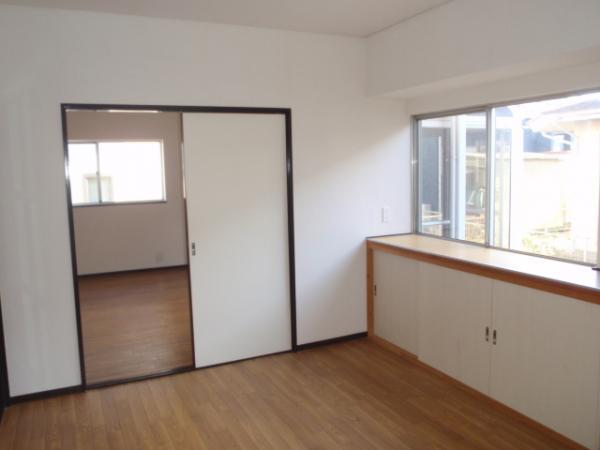 Kitchen. The kitchen there is also a storage space and back door, Making it easier to use.