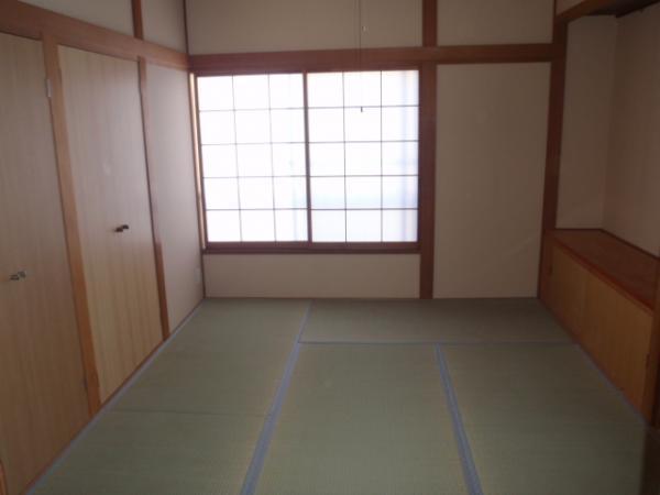 Non-living room. Since the storage space of the first floor Japanese-style room plenty, It can be used to spread the room