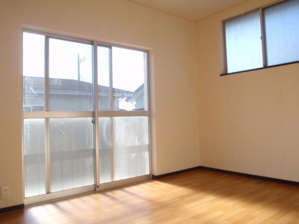 Non-living room. Second floor Western-style room is also bright. Because the window is also a larger, It is also good to enter the wind