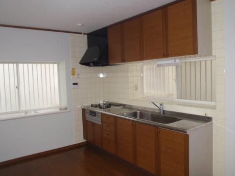 Kitchen. Stainless steel kitchen with cleanliness, Gas stove (city gas) is a glass top.  There is also a window in the kitchen, Since there is width 255 cm, Wife also have other than to shake the arm.