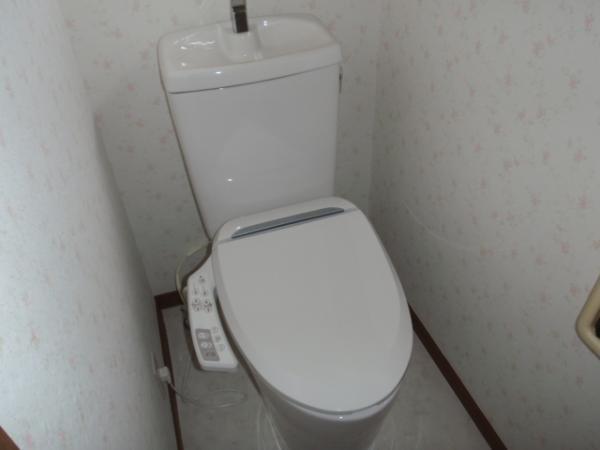 Toilet. Toilet, 1st floor ・ 2 Kaitomo, Cold day is also warm wash with warm toilet seats.