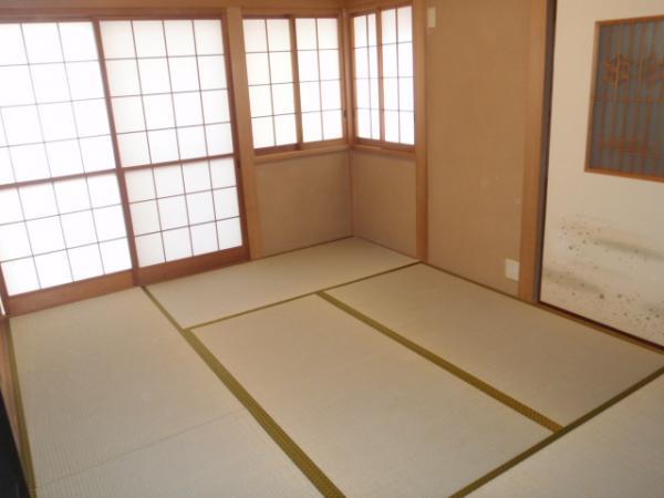 Non-living room. First floor Japanese-style room (6 mats), Since the tatami mat that already sort drifts smell of rush. Sliding door ・ Sliding door is also a pre-exchange Zhang. Ceiling is ordered and cleaning.  Alcove with closet and there is a Japanese-style bay window.