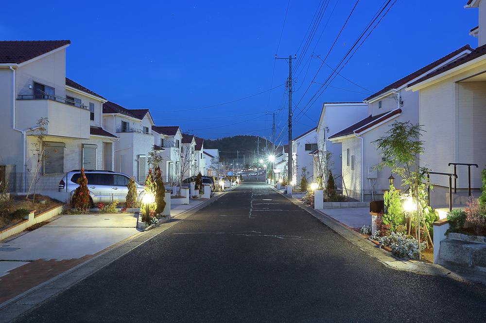 By the "light of the row of houses agreement", Town is bright at night, To maintain the security and safety.