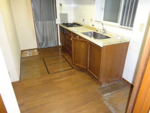 Kitchen. Replace the hard Yamaha artificial marble system kitchens attached scratches.