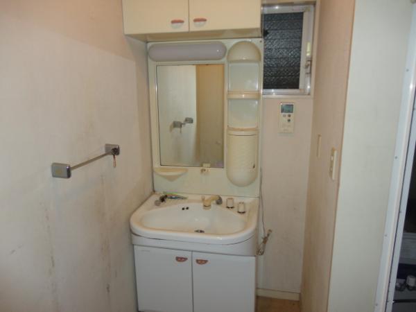 Wash basin, toilet