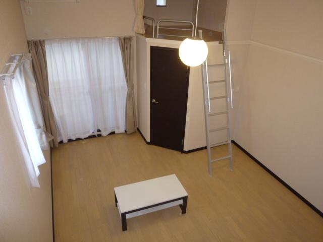 Living and room. Two loft! Even with in room share there is a clear!