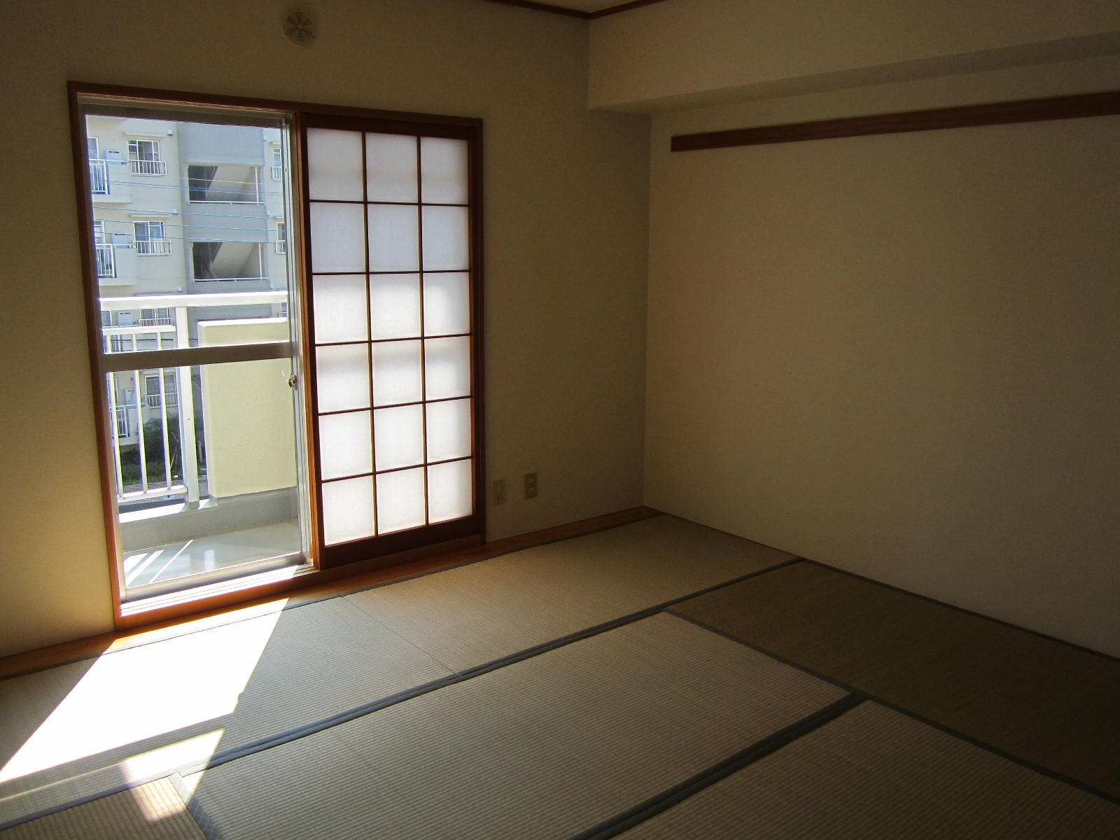 Other room space. 8-mat Japanese-style room facing the balcony