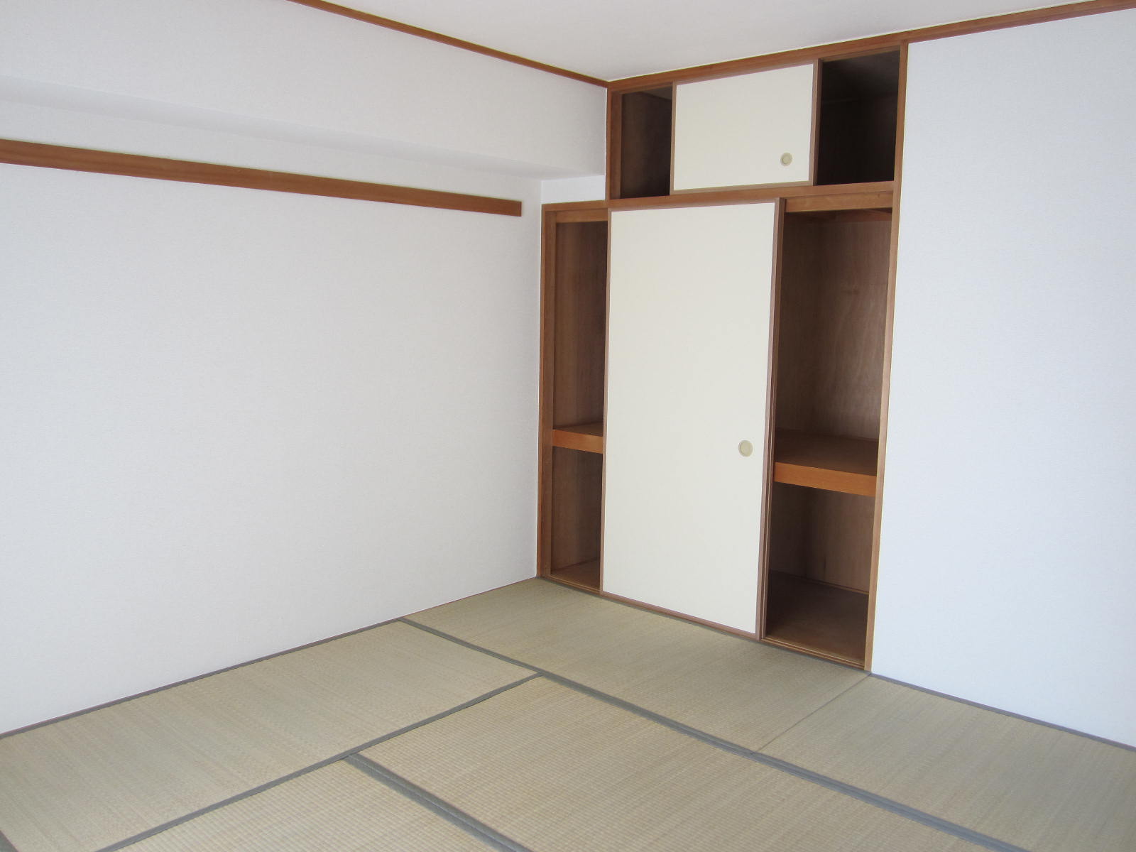 Receipt. Closet of 8-mat Japanese-style room