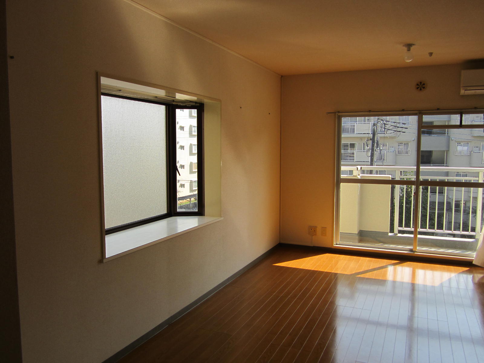 Living and room. There is a bay window bright 9.6 tatami mats of living