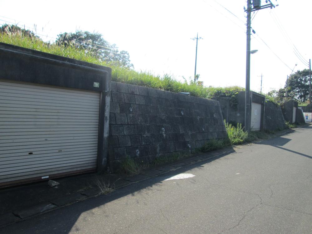 Local photos, including front road. Ventilation is also good in two directions road. It is with underground garage.