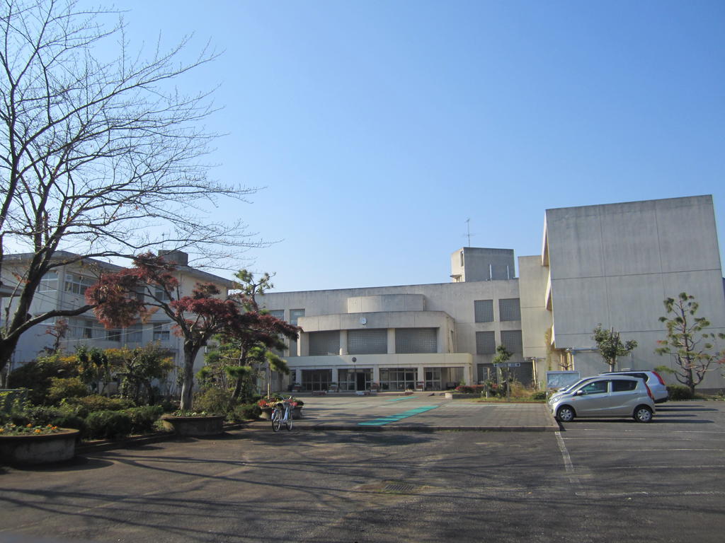 Junior high school. Inzai Municipal Funao junior high school (junior high school) up to 400m