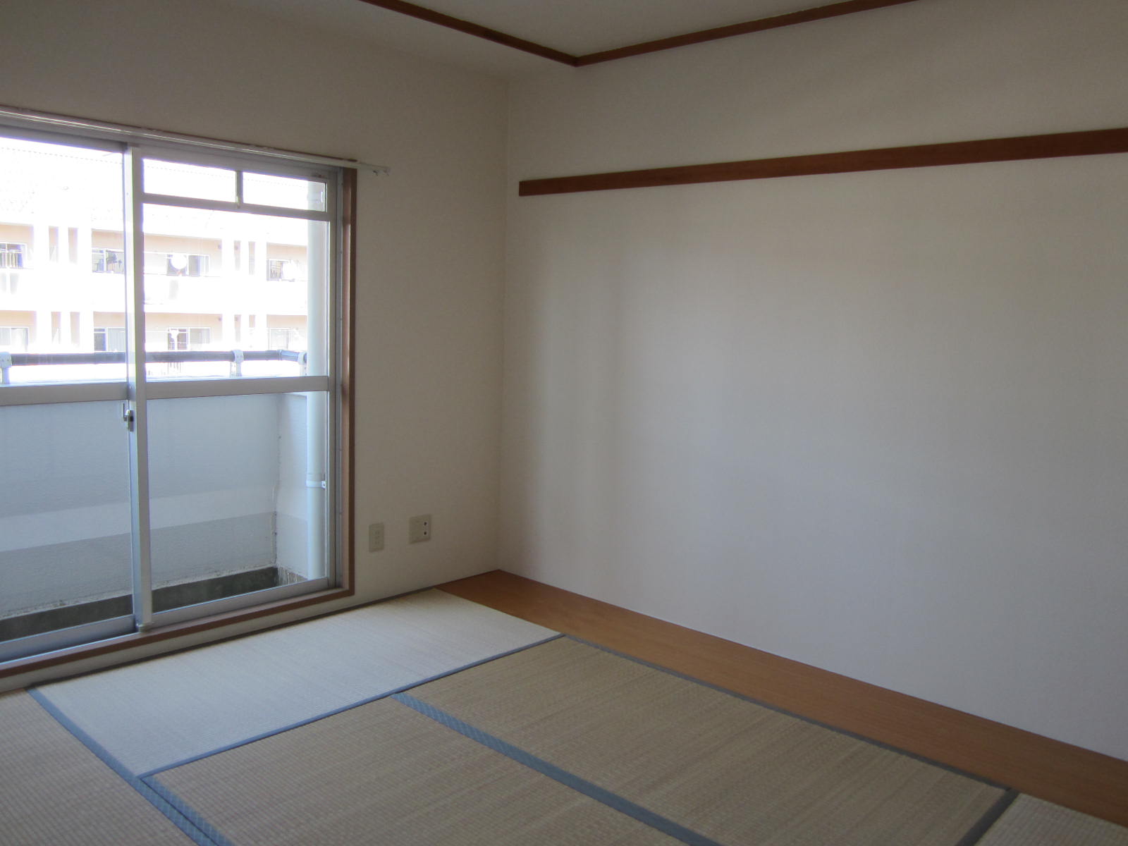 Other room space. 6-mat Japanese-style room facing the balcony