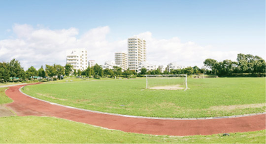 park. It spreads jogging course so as to surround the 80m lawn to Takino park. There is also a soccer field and athletic corner.