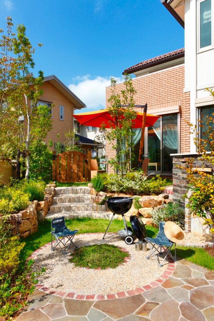 Other Equipment. Enjoy moments of relaxation in the green of the terrace which is integrated with the living. Beautiful Exterior appealing decor natural materials and rich planting, such as masonry Circle. (Furniture accessories, etc. are not included in the sale price. )