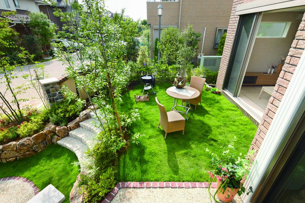Garden. By increasing the garden of lawn, Was realized living and relaxation there is a sense of unity "Green Terrace". Because from the living room eyes reach, Perfect for a children's playground. Local (August 2011) shooting
