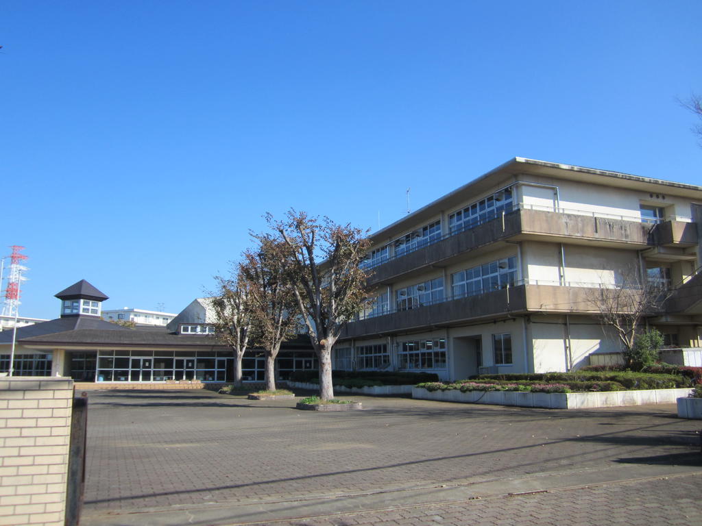 Junior high school. Inzai Tachihara mountain junior high school (junior high school) up to 350m