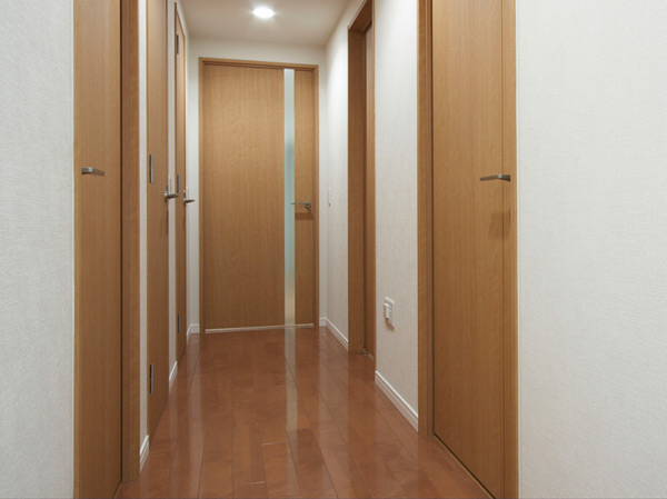 Other.  [Corridor width effective about 1m] The 90 sq m or more dwelling units have been secured corridor width and spacious of the inner dimension about 1m.