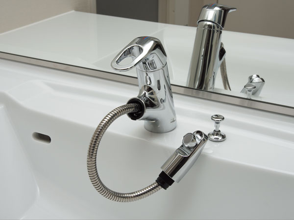 Bathing-wash room.  [Hose drawer type shower faucet] Adopt a faucet that can be used as a hand shower pull out the hose. It is a beautiful design that combines design and functionality.