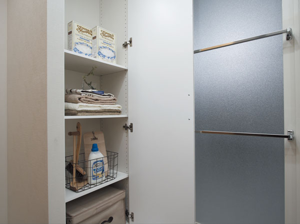 Bathing-wash room.  [Linen cabinet] Towels and wash basin to wash room of all households ・ Bath Supplies, Such as can be stored and cleaner detergent, We established the functional linen cabinet.