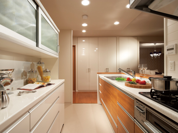 Kitchen.  [DA1g type kitchen] System kitchen, On the basis of the counter width of about 2.4m specification, 90m2 or more dwelling units is about width 2.7m, 100m2 or more of the dwelling unit has adopted a large specification of a width of about 3m.
