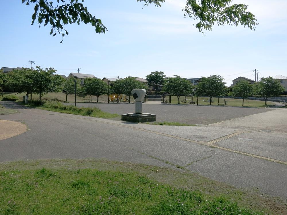 park. Elementary school adjacent of "young Hagi of hill park"