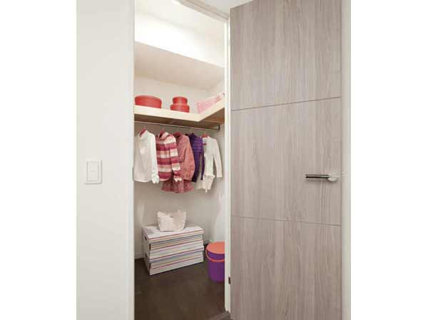 Interior.  [Walk-in closet] In addition to clothing, Clothing accessories and hats, Okeru also housed bulky luggage, We have prepared a walk-in closet of a large capacity.