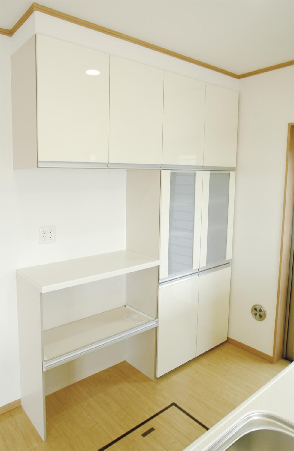 Same specifications photo (kitchen).  □  kitchen  □ (Model house) Tableware and stock food is plenty with Maeru cupboard.