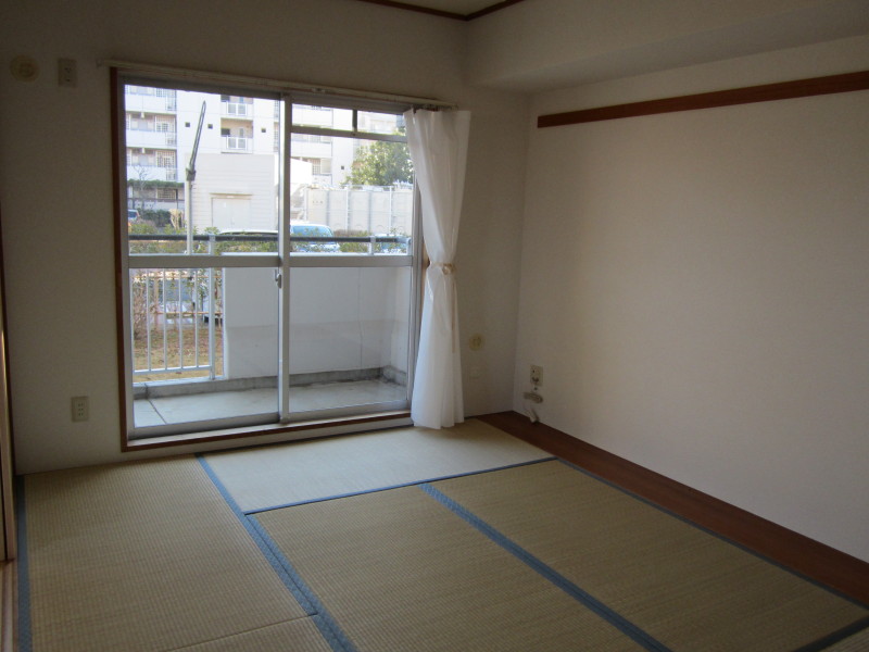 Other room space. Duckboard with bright Japanese-style room
