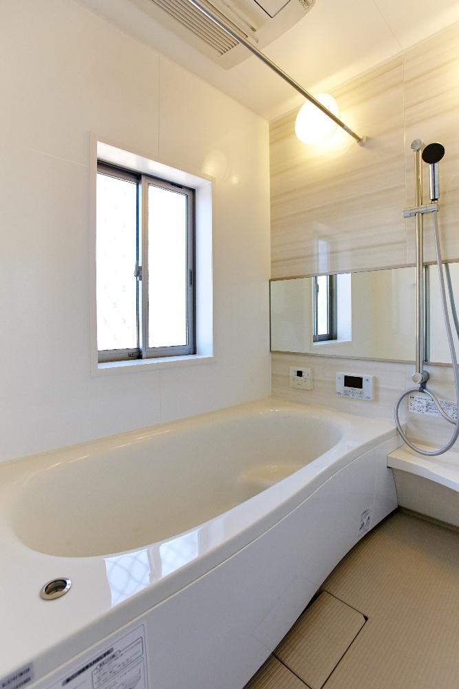 Bathroom. Ensure economic efficiency and comfort in a wide mirror and kept warm bath. For more details, equipment ・ Click on the structure tag.
