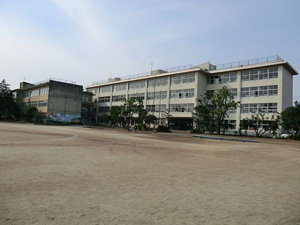 Primary school. 950m to Central Elementary School
