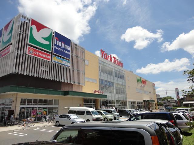 Supermarket. York Mart until Higashimichinobe shop 632m