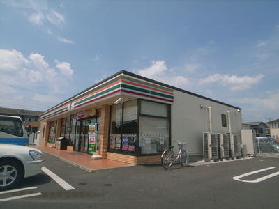 Convenience store. 570m to Seven-Eleven (convenience store)