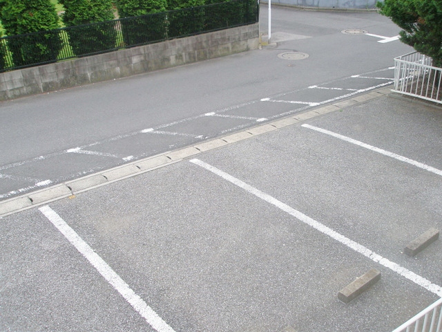 Parking lot. There is also the pavement already flat 置駐 car parking on site.