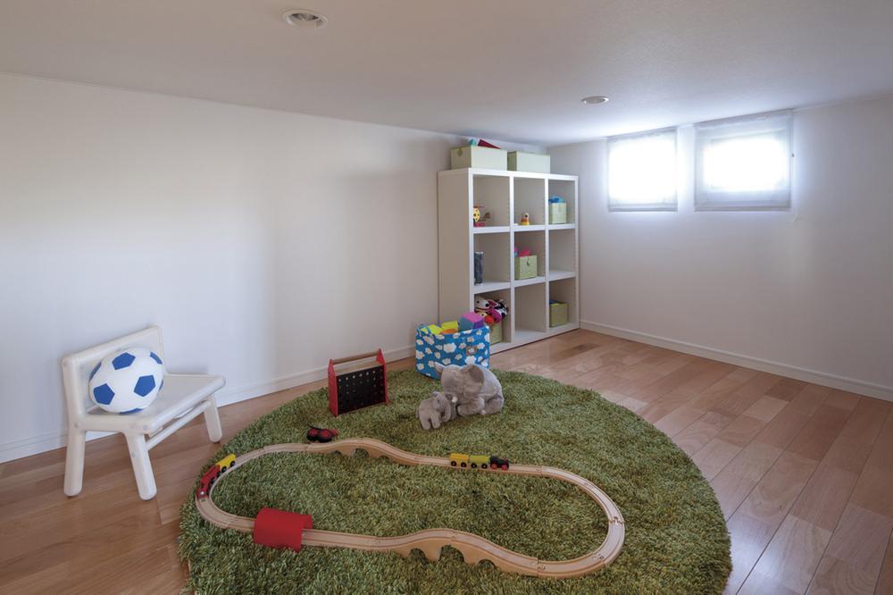 Sale already cityscape photo. Children's room or playroom, Ski equipment and outdoor goods, Also useful under ya back storage as a space for housing and clothes of seasonal. The window also is glad not ac- cumulate air are installed (sale Models House)