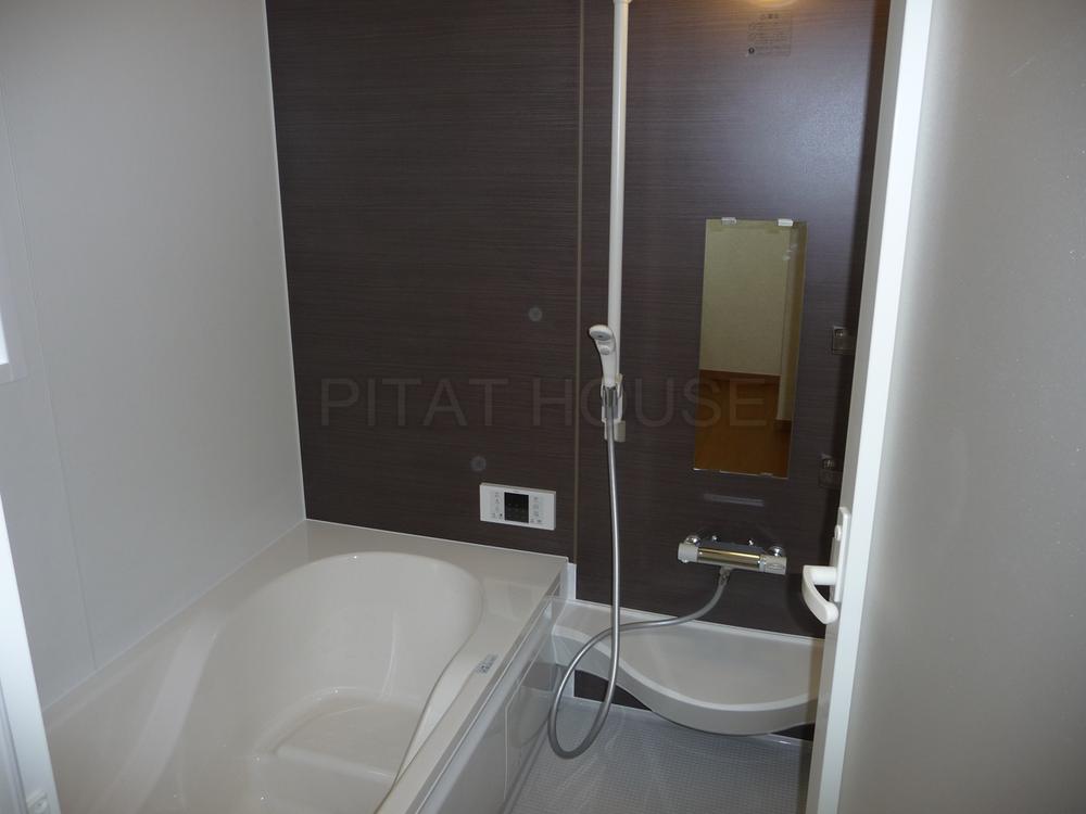 Bathroom. ◆ It is spacious bath of 1 pyeong size.