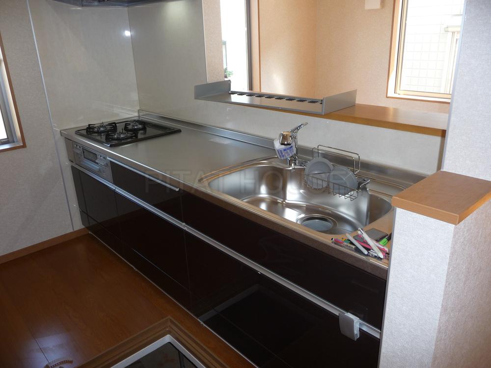 Kitchen. ◆ Bright is a system kitchen counter type.