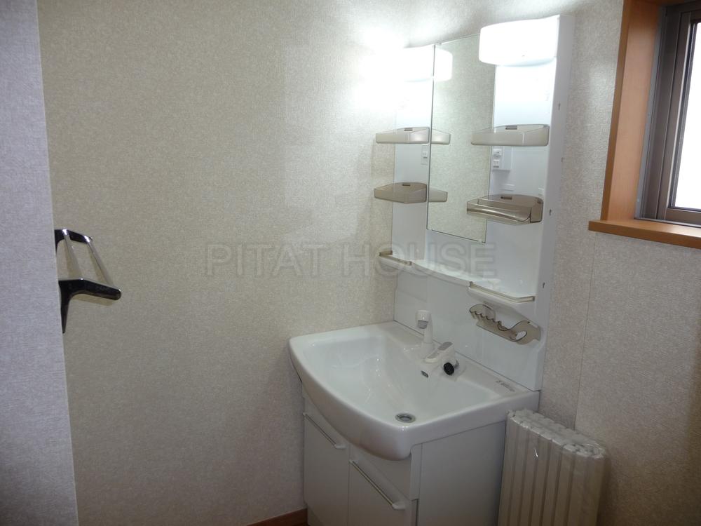 Wash basin, toilet. ◆ It is a simple vanity.