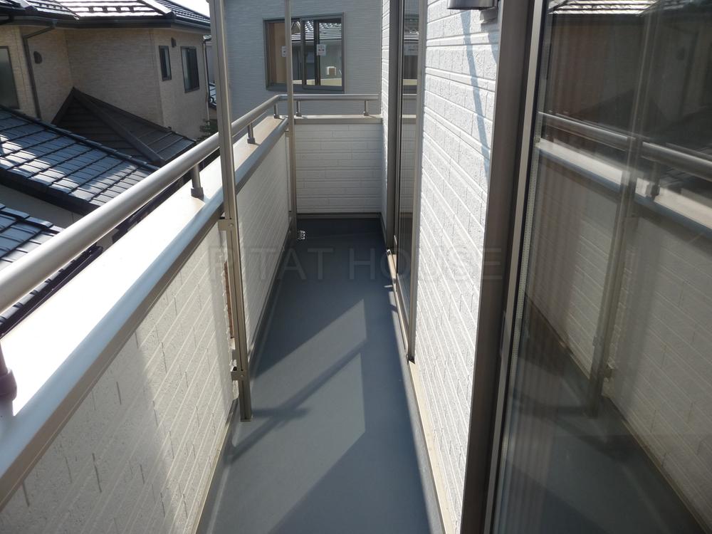 Balcony. ◆ Bright balcony.