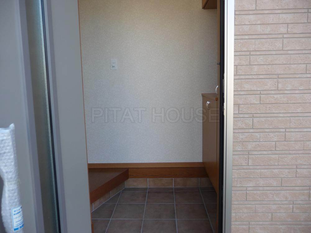Entrance. ◆ Bright entrance.