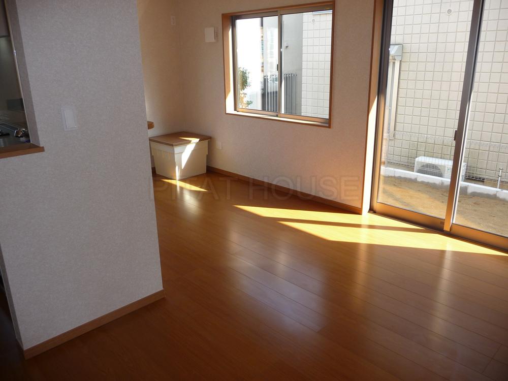 Living. ◆ Bright and spacious living room.