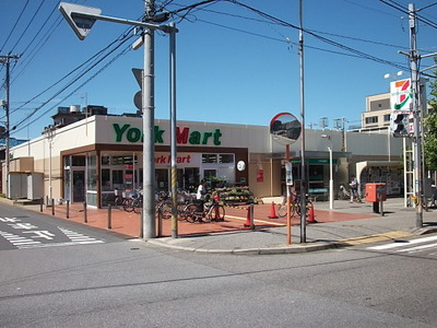 Shopping centre. York Mart until the (shopping center) 620m