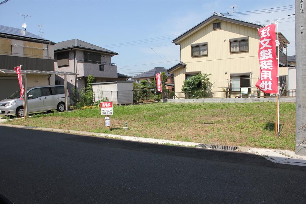 Local photos, including front road. Since the car as also a little residential area, Small children is also safe!