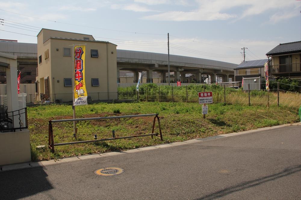 Local photos, including front road. Front road is spacious and 6m, Happy to be the car of passing