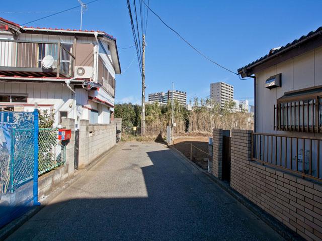 Local photos, including front road. Frontal road