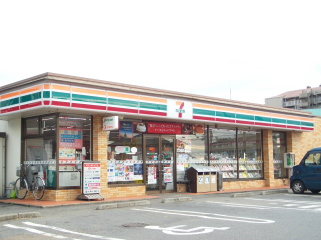 Convenience store. 210m to Seven-Eleven (convenience store)