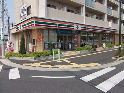 Convenience store. Seven-Eleven (convenience store) to 400m