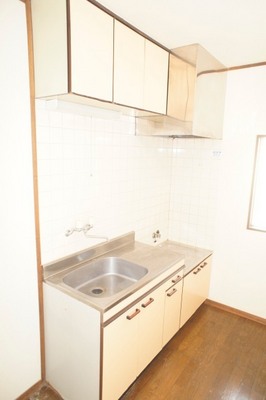 Kitchen. 2-neck is a gas stove can be installed