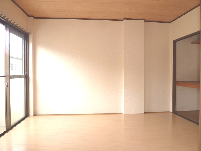 Living and room. Change the Japanese-style room in the Western-style room (2013 July)