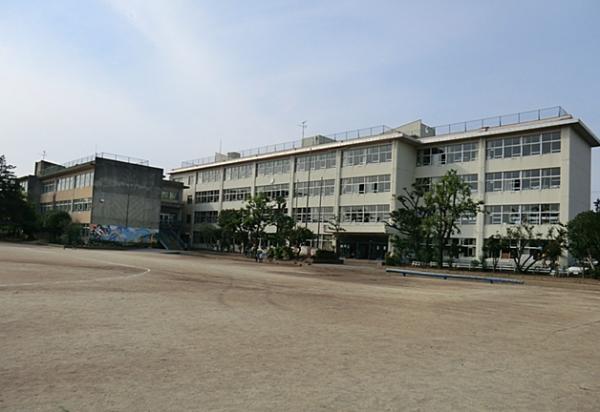 Primary school. 350m to Central Elementary School